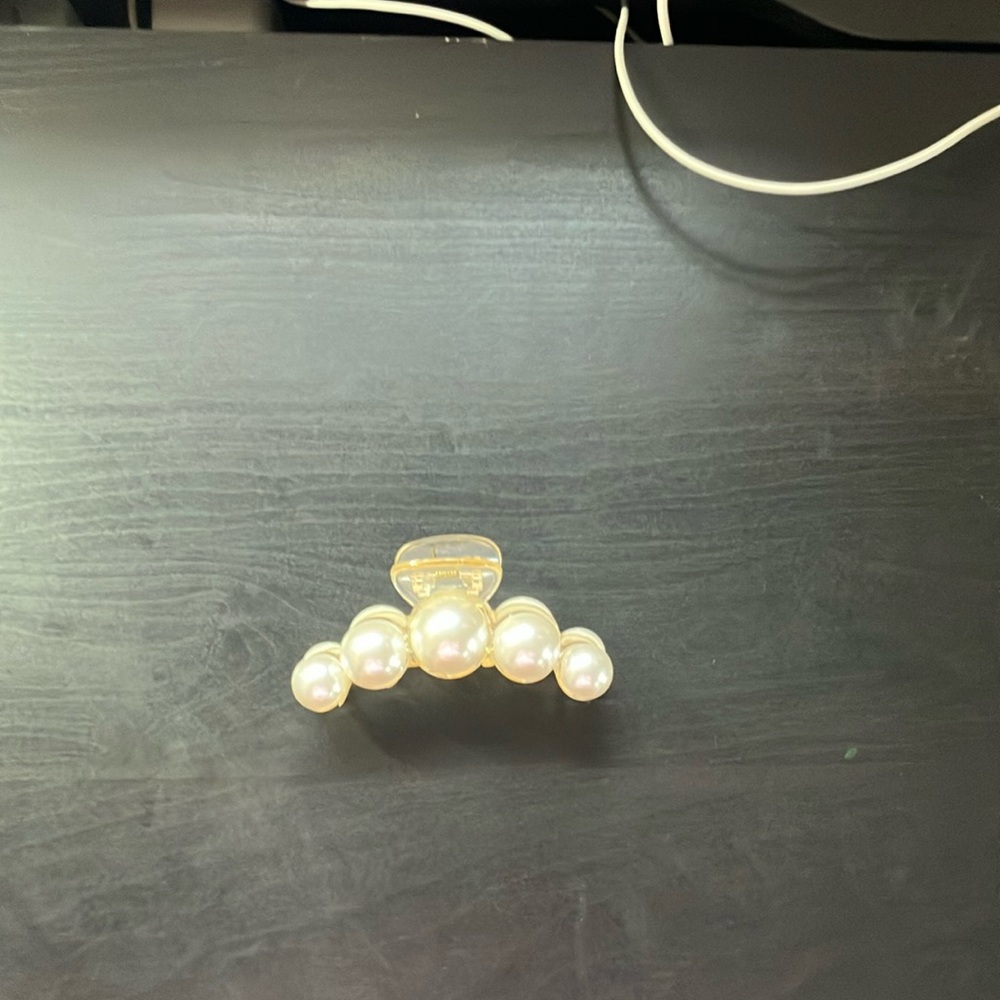 Medium sized pearl claw clip
